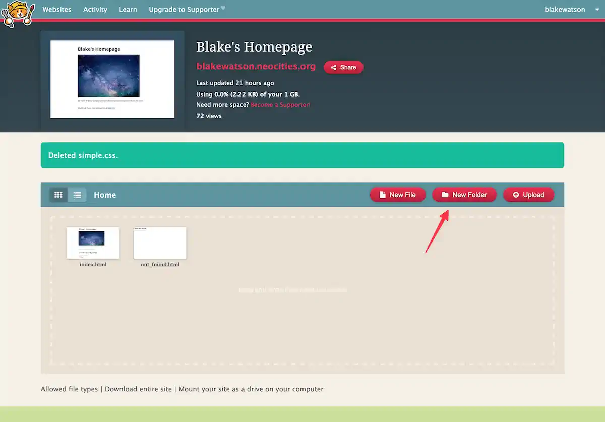Captura de tela do painel do Neocities da “Blake's Homepage.” A página mostra opções de gerenciamento de arquivos, incluindo enviar arquivos, criar arquivos novos e pastas novas. O URL da página do Blake e as opções de edição estão visíveis, com uma seta vermelha apontando para o botão “New Folder.”