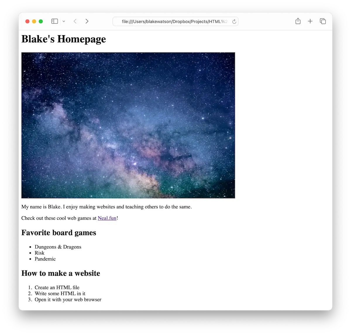 Captura de tela de "Blake's Homepage" com uma imagem de uma galáxia estrelada. O texto diz que Blake gosta de fazer sites e ensinar outras pessoas a fazer o mesmo. Abaixo, há seções de jogos de tabuleiro favoritos e um guia de como fazer um site.
