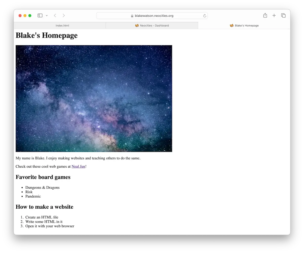 Captura de tela de um navegador visitando "Blake's Homepage" (o mesmo site de antes). O endereço é blakewatson.neocities.org. A página tem seções sobre jogos de tabuleiro favoritos, incluindo Dungeons & Dragons, Risk e Pandemic, e instruções de como fazer um site.