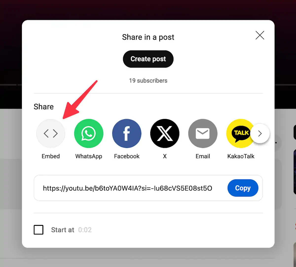 Captura de tela da caixa de compartilhar do YouTube, com opções Embed, WhatsApp, Facebook, X (antigo Twitter), Email e KakaoTalk. Também há um link único com um botão “Copy” ao lado, e uma caixa para começar o vídeo numa hora específica.