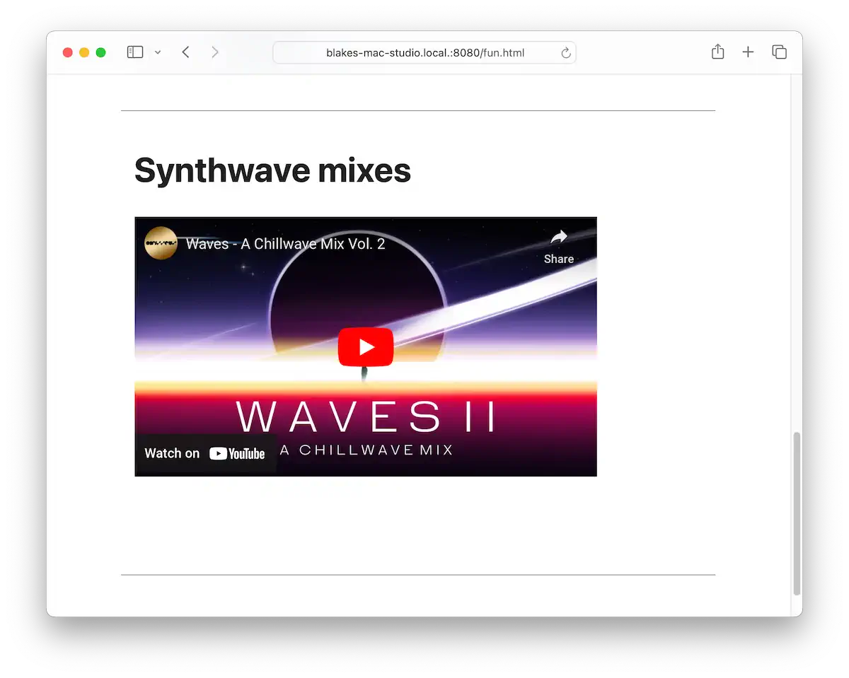 Uma página chamada “Synthwave mixes” com um player do YouTube embutido. O vídeo se chama “Waves - A Chillwave Mix Vol. 2” e tem uma capa com visual futurista, com um planeta e um feixe de luz. Agora há um endereço HTTP, e não o caminho de um arquivo local.
