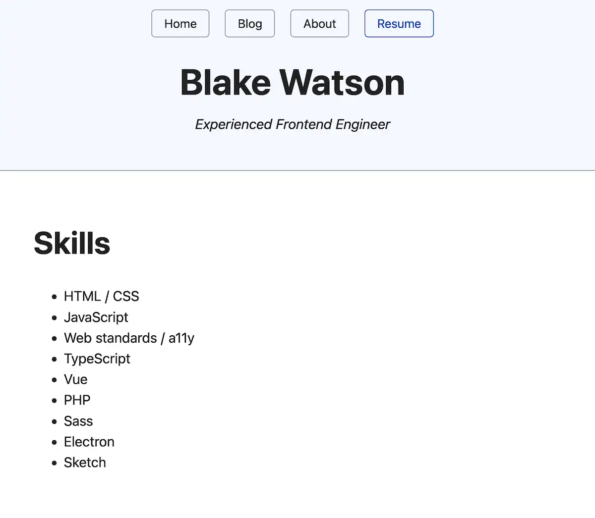 Captura de tela de uma página “Resume” de Blake Watson. O cabeçalho tem botões de navegação para “Home”, “Blog”, “About” e “Resume” (este último destacado). O título “Blake Watson” aparece em negrito, com o subtítulo “Experienced Frontend Engineer” em itálico menor logo abaixo. Em seguida, uma seção chamada “Skills” lista várias habilidades técnicas em tópicos.