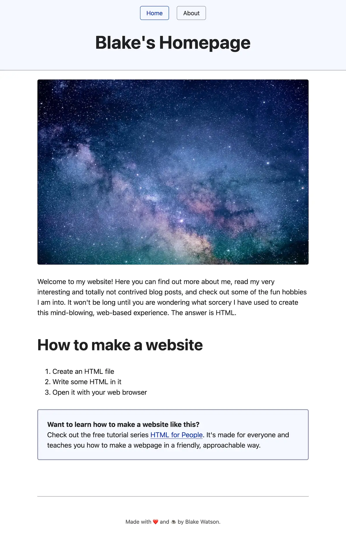 Captura de tela da “Blake's Homepage” reorganizada. O cabeçalho inclui botões de navegação para “Home” (em destaque) e “About.” Abaixo há uma imagem grande e colorida de um céu estrelado. O texto de introdução dá as boas-vindas, fala de posts de blog e hobbies, com um tom brincalhão sobre a simplicidade de usar HTML. Uma seção chamada “How to make a website” lista três passos: “Create an HTML file,” “Write some HTML in it” e “Open it with your web browser.” Uma caixa em destaque convida as visitas a conferir o tutorial “HTML for People.”