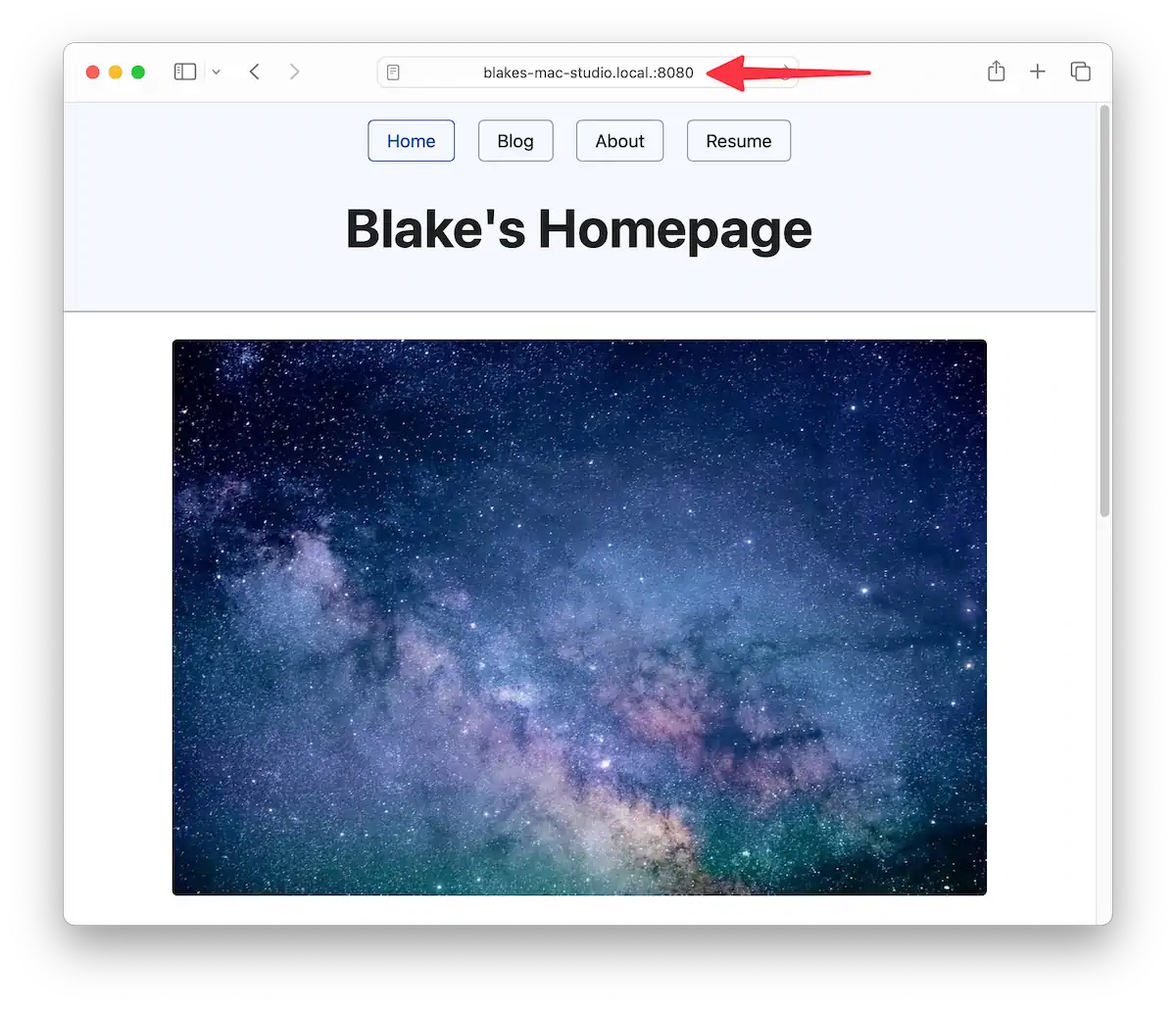 Uma janela do navegador com o título “Blake's Homepage” e links de navegação para Home, Blog, About e Resume. A área principal tem uma imagem de um céu estrelado com nebulosas coloridas. Uma seta vermelha aponta para a barra de endereço no topo da tela.